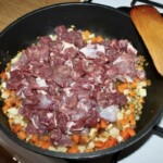 na patelni smaży się pokrojona w mała kostkę wołowina oraz warzywa