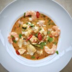 Zupa rybna z łososiem w tajskim stylu