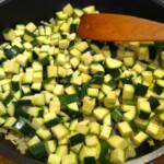 na patelni smaży się drobno pokrojona cukinia