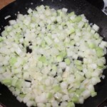 kalarepka pokrojona w mała kostkę smaży się na patelni