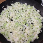 kalarepa pokrojona w małą kostkę smaży się na dużej patelni