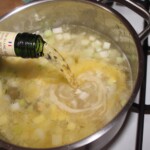 zupa z kalarepy z pstrągiem wędzonym gotuje się w garnku