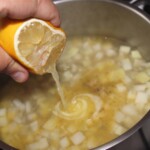 zupa z kalarepy z pstrągiem wędzonym gotuje się w garnku