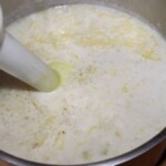 zupa z kalarepy z pstrągiem wędzonym jest miksowana w garnku