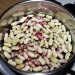 w garnku namaczana jest fasolka