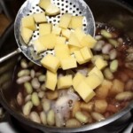 Zupa ze świeżej fasoli z majerankiem i cząbrem