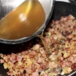 na patelni przygotowywana jest zasmażka