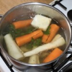 w garnku gotują się warzywa na bulion jarzynowy