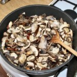 pokrojone grzyby leśne smażą się na patelni