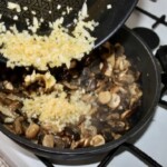 pokrojone grzyby leśne smażą się na patelni razem z cebulą