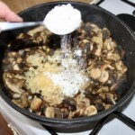 pokrojone grzyby leśne smażą się na patelni razem z cebulą