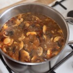 zupa ze świeżych grzybów leśnych gotuje się w garnku
