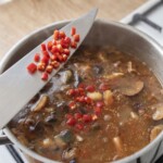 zupa ze świeżych grzybów leśnych gotuje się w garnku