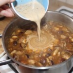 zupa ze świeżych grzybów leśnych gotuje się w garnku