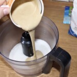 babeczki sezamowe z tahini i pomarańczami w trakcie przygotowania