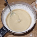 babeczki sezamowe z tahini i pomarańczami w trakcie przygotowania