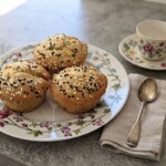 babeczki sezamowe z tahini i pomarańczami podane na talerzyku