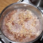 w garnku gotuje się kasza gryczana