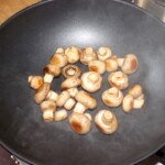 w woku smażą się małe pieczarki