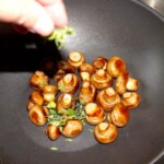 w woku smażą się małe pieczarki