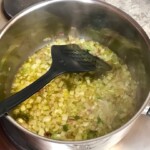 w garnku smaży się drobno posiekana cebula na oliwie