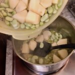 wrzucanie bobu i pokornych ziemniaków do garnka