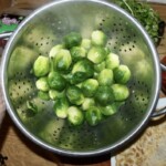 ugotowana odcedzona brukselka w durszlaku