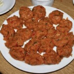 kotleciki z łososia na talerzu