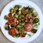 Brukselka z łososiem i kolendrą po azjatycku