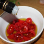 pomidorki koktajlowe w misce zalane oliwą