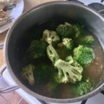 w garnku gotują się różyczki brokuła