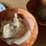 ugotowane udko z kurczaka panierowane jest w bułce tartej