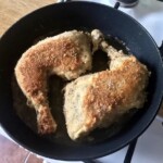 na patelni smażą siedem wa panierowane udka z kurczaka