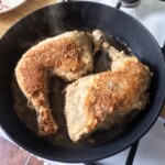 chrupiący kurczak w oregano smaży się na patelni