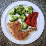 chrupiący kurczak w oregano podany z brokułem i pieczoną papryką