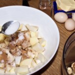 ciasto z gruszkami i bakaliami na jogurcie w trakcie przygotowania