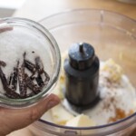 ciasto z gruszkami i bakaliami na jogurcie w trakcie przygotowania