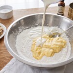 ciasto z gruszkami i bakaliami na jogurcie w trakcie przygotowania