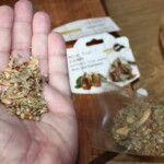 suche przyprawy na otwartej dłoni