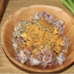 pokrojony w mała kostkę kurczak z przyprawami w misce