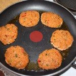 Kotleciki z łososia z pastą curry po tajsku smażą się na patelni