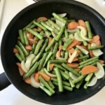 na patelni smażą się warzywa