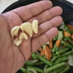 obrane i grubo posiekane ząbki czosnku na dłoni