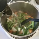 w garnku gotują się warzywa