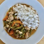 Kurczak z warzywami doprawiony śmietaną