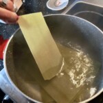 płaty makaronu lasagne gotują się w dużym garnku
