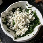 farsz ze szpinaki u sera feta w misce
