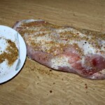 Łopatka jagnięca w przyprawach przed pieczeniem