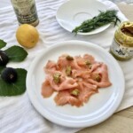 Łosoś wędzony z figami oliwą i musztardą