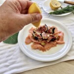 łosoś wędzony z figami musztardą i oliwą w trakcie przygotowania